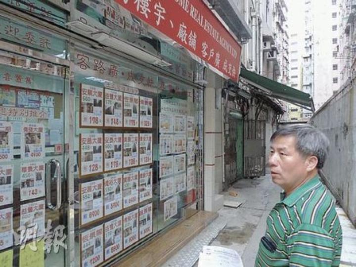 美景樓業主羅先生站在10年前塌簷篷位置,指較早時向業主立案法團付了逾1.3萬元,並展示法團發出的單據。(何偉畧攝) 美景樓業主羅先生站在10年前塌簷篷位置,指較早時向業主立案法團付了逾1.3萬元,並展示法團發出的單據。(何偉畧攝)