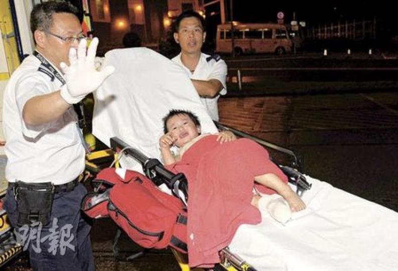 意外中,兩歲半男童右腳隨涼鞋被扯進電梯邊縫隙中緊夾拖行,4隻腳趾血肉模糊,送院時痛得嚎啕大哭。(樊銳昌攝)意外中男童所穿的Crocs涼鞋事後留在扶手電梯上,其中捲入電梯旁縫罅的右鞋,半邊鞋頭被撕開,甩脫的部分仍夾在縫隙間,梯級邊旁板留下血漬。(樊銳昌攝)受傷男童在現場遺下另一隻完整的Crocs涼鞋。(樊銳昌攝) 意外中,兩歲半男童右腳隨涼鞋被扯進電梯邊縫隙中緊夾拖行,4隻腳趾血肉模糊,送院時痛得嚎啕大哭。(樊銳昌攝)意外中男童所穿的Crocs涼鞋事後留在扶手電梯上,其中捲入電梯旁縫罅的右鞋,半邊鞋頭被撕開,甩脫的部分仍夾在縫隙間,梯級邊旁板留下血漬。(樊銳昌攝)受傷男童在現場遺下另一隻完整的Crocs涼鞋。(樊銳昌攝)