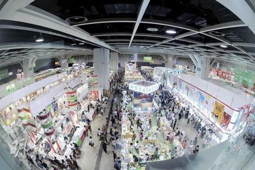 一連7日的書展昨日開幕，多個參展商感人流不及去年，其中田園書屋指生意較去年下跌三成。貿發局則指出，截至下午5時共錄得逾7萬人次，較去年同期上升4%。圖中主場館賣文學書籍的區域，人流明顯較稀疏。（劉焌陶攝）事先張揚會「踩場」的