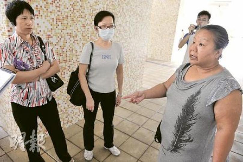 黃小姐(右一)﹕「不是不讓他興建,但也不要太近民居吧,建在大嶼山、大帽山也可以呀!我對曾蔭權很失望!枉我之前心甘命抵支持他起錨,怎料他現在這樣說話,完全不顧人感受,我不會再支持他。」(朱永倫攝)劉先生﹕「骨灰龕應該一年前已開始規劃,但一年前我搬進來時沒有人向我提及。既然沙田已有骨灰龕,何必再興建?曾蔭權怎不建議在半山興建?怎不在他門前興建?」(朱永倫攝)李小姐﹕「無所謂啦,那些人一向動不動就反對。其實人要死就需要骨灰龕,除非他們不需要啦,像我,死後寧願把骨灰掉進海便算,更環保。至於是否建得太近民 黃小姐(右一)﹕「不是不讓他興建,但也不要太近民居吧,建在大嶼山、大帽山也可以呀!我對曾蔭權很失望!枉我之前心甘命抵支持他起錨,怎料他現在這樣說話,完全不顧人感受,我不會再支持他。」(朱永倫攝)劉先生﹕「骨灰龕應該一年前已開始規劃,但一年前我搬進來時沒有人向我提及。既然沙田已有骨灰龕,何必再興建?曾蔭權怎不建議在半山興建?怎不在他門前興建?」(朱永倫攝)李小姐﹕「無所謂啦,那些人一向動不動就反對。其實人要死就需要骨灰龕,除非他們不需要啦,像我,死後寧願把骨灰掉進海便算,更環保。至於是否建得太近民