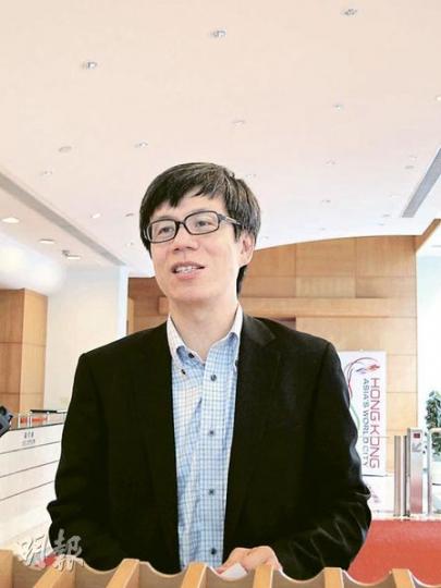 以獨立身分與政府官員會面的鄭家富,首次透露正考慮2012年不再參選立法會,好讓年輕人更易「上位」。 (陳雪玲攝) 以獨立身分與政府官員會面的鄭家富,首次透露正考慮2012年不再參選立法會,好讓年輕人更易「上位」。 (陳雪玲攝)