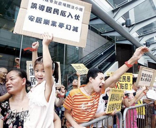 沙田碩門邨近一兩年方入伙,居民不滿政府在他們入伙後才透露,擬在距離屋邨不足200米地段興建骨灰龕。(李紹昌攝) 沙田碩門邨近一兩年方入伙,居民不滿政府在他們入伙後才透露,擬在距離屋邨不足200米地段興建骨灰龕。(李紹昌攝)