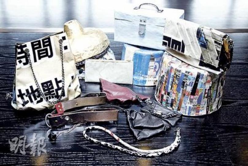用膠橫額、報紙,或被棄置的皮革碎製成的手袋、筆袋等產品,既環保又美觀。(陳智良攝)香港大學城市規劃及設計系應屆碩士畢業生黃明慧,與朋友成立社企廢物利用,再造手袋飾物。(陳智良攝)黃明慧利用棄置的橫額扭成玫瑰花,製成多款玫瑰花頸鏈。(陳智良攝) 用膠橫額、報紙,或被棄置的皮革碎製成的手袋、筆袋等產品,既環保又美觀。(陳智良攝)香港大學城市規劃及設計系應屆碩士畢業生黃明慧,與朋友成立社企廢物利用,再造手袋飾物。(陳智良攝)黃明慧利用棄置的橫額扭成玫瑰花,製成多款玫瑰花頸鏈。(陳智良攝)