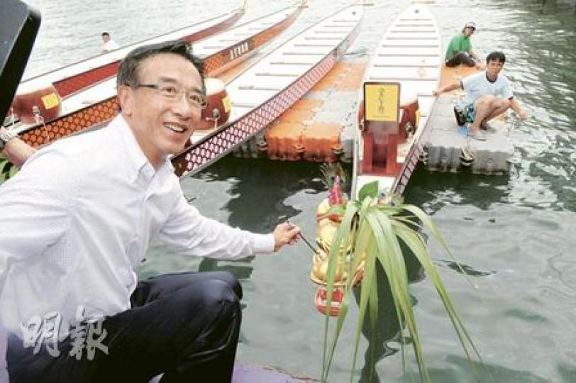 香港龍舟嘉年華今明兩日在尖東海傍舉行,旅發局主席田北俊(圖)昨日出席開幕禮為新龍舟點睛。他表示下周會與北京國家旅遊局官員會面,討論內地旅客在港被迫購物等問題。(陳淑安攝) 香港龍舟嘉年華今明兩日在尖東海傍舉行,旅發局主席田北俊(圖)昨日出席開幕禮為新龍舟點睛。他表示下周會與北京國家旅遊局官員會面,討論內地旅客在港被迫購物等問題。(陳淑安攝)