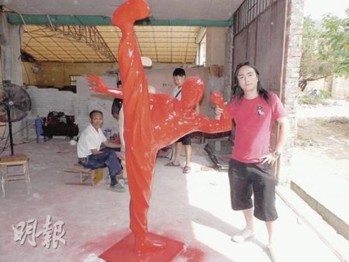 佛山市50尊李小龍陶瓷雕塑將於下月送往世博展出,但腳踢建築物的造型被指「太霸道」。創作者舒勇(圖右)表示,雕像只是寓意中國功夫走向世界。(李泉攝)佛山正趕製4米高的李小龍無影腳造型雕塑。(李小泉攝)50個李小龍陶瓷雕像將會被送往上海世博展出,圖為雕像的組件。(李泉攝) 佛山市50尊李小龍陶瓷雕塑將於下月送往世博展出,但腳踢建築物的造型被指「太霸道」。創作者舒勇(圖右)表示,雕像只是寓意中國功夫走向世界。(李泉攝)佛山正趕製4米高的李小龍無影腳造型雕塑。(李小泉攝)50個李小龍陶瓷雕像將會被送往上海世博展出,圖為雕像的組件。(李泉攝)