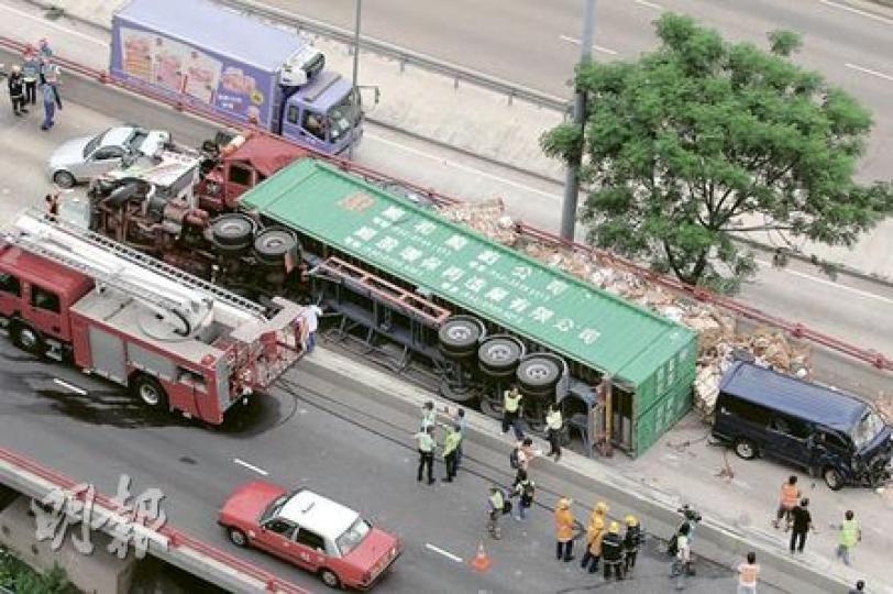 滿載回收廢紙的貨櫃車失控撞壆後,跨過路中石壆在對行線翻側,連撞5車,釀成11人受傷。(衛永康攝)貨櫃車翻過對行線後與5車連環相撞,6車亂作一團。(衛永康攝)最先與翻側貨櫃車相撞的客貨車,被廢紙磚剷起傾側推向橋邊鐵欄,險跌落30呎橋底,消防用繩將車身拉住。(衛永康攝)拖車司機重傷被困車廂,消防員花近45分鐘將他救出,送院搶救後命危。(衛永康攝) 滿載回收廢紙的貨櫃車失控撞壆後,跨過路中石壆在對行線翻側,連撞5車,釀成11人受傷。(衛永康攝)貨櫃車翻過對行線後與5車連環相撞,6車亂作一團。(衛永康攝)最先與翻側貨櫃車相撞的客貨車,被廢紙磚剷起傾側推向橋邊鐵欄,險跌落30呎橋底,消防用繩將車身拉住。(衛永康攝)拖車司機重傷被困車廂,消防員花近45分鐘將他救出,送院搶救後命危。(衛永康攝)