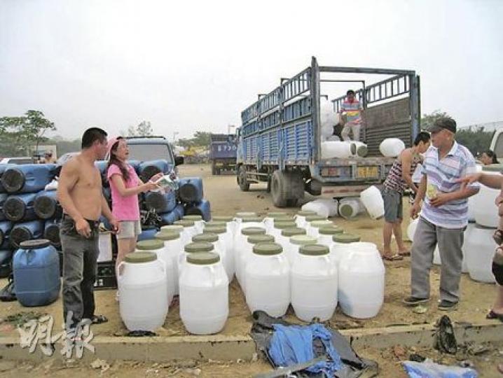 用來裝油的塑膠桶原本約20元,現因漏油意外而水漲船高,漲至百元一個仍供不應求。(劉洪慶攝) 用來裝油的塑膠桶原本約20元,現因漏油意外而水漲船高,漲至百元一個仍供不應求。(劉洪慶攝)