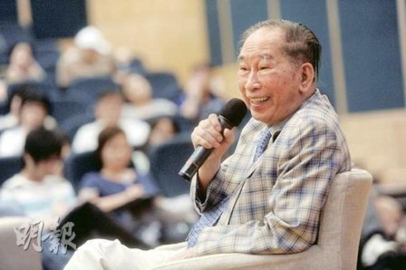 支聯會主席司徒華昨日出席癌症基金會的名人講座,講座主題為「癌症這份禮物」,他透露內地9名醫生曾經到港向他建議治癌方案。(尹錦恩攝)癌症來襲,不少病人會自憐沮喪,但樂觀面對癌病的司徒華(左)就形容癌症是神給他的一份「禮物」,因這場大病,才令他知道原來有這麼多朋友關心他。右為其主診醫生莫樹錦。(尹錦恩攝) 支聯會主席司徒華昨日出席癌症基金會的名人講座,講座主題為「癌症這份禮物」,他透露內地9名醫生曾經到港向他建議治癌方案。(尹錦恩攝)癌症來襲,不少病人會自憐沮喪,但樂觀面對癌病的司徒華(左)就形容癌症是神給他的一份「禮物」,因這場大病,才令他知道原來有這麼多朋友關心他。右為其主診醫生莫樹錦。(尹錦恩攝)