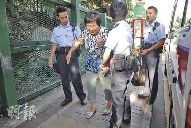 婦人當街被賊人推倒地上,強搶價值逾萬元金鏈連翡翠玉墜,在警員攙扶下送院治理。(李銘攝) 婦人當街被賊人推倒地上,強搶價值逾萬元金鏈連翡翠玉墜,在警員攙扶下送院治理。(李銘攝)