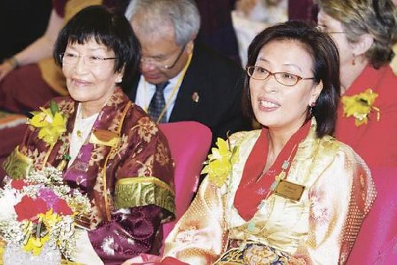 噚日加拿大列治文市嘅藏傳佛教創古寺開光典禮上,四叔前妻劉惠娟(左)、長女李佩雯(右),坐在嘉賓席上。(陳志強攝) 噚日加拿大列治文市嘅藏傳佛教創古寺開光典禮上,四叔前妻劉惠娟(左)、長女李佩雯(右),坐在嘉賓席上。(陳志強攝)