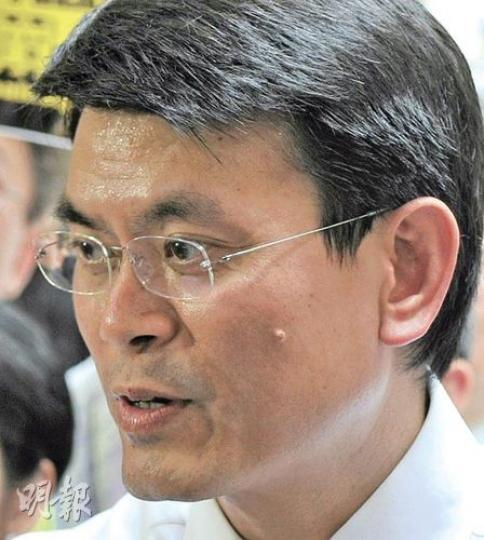 環境局長邱騰華昨午到銅鑼灣駱克道,向街邊店舖負責人查詢停車不熄匙的影響,熱得額頭冒汗。(葉漢華攝) 環境局長邱騰華昨午到銅鑼灣駱克道,向街邊店舖負責人查詢停車不熄匙的影響,熱得額頭冒汗。(葉漢華攝)