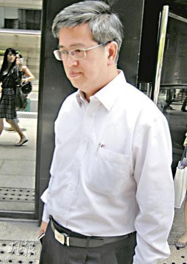 被告父親、牧師柯尊輝昨亦有到庭支持愛子,步離法院時對記者提問一概不回應。(吳光熙攝) 被告父親、牧師柯尊輝昨亦有到庭支持愛子,步離法院時對記者提問一概不回應。(吳光熙攝)