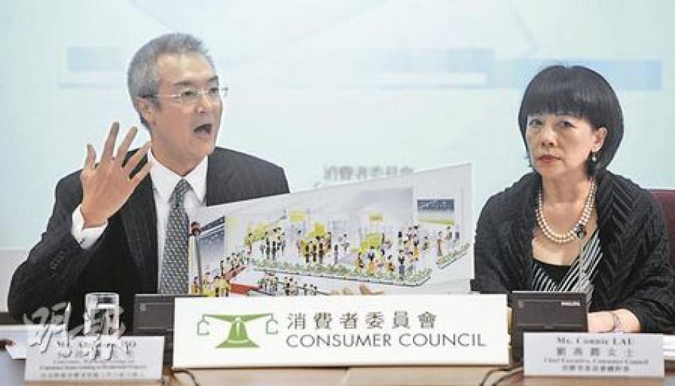 消委會副主席何沛謙(左)表示現時準買家未能在睇樓時掌握適時準確的資訊。右為消委會總幹事劉燕卿。(余俊亮攝) 消委會副主席何沛謙(左)表示現時準買家未能在睇樓時掌握適時準確的資訊。右為消委會總幹事劉燕卿。(余俊亮攝)