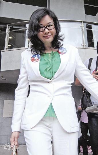 林依麗昨日在胸前扣上「起錨」及「收皮」襟針應訊,她被裁定虛報非禮罪成後,不願透露會否上訴,亦未有回應會否擔心入獄。(利嘉茵攝) 林依麗昨日在胸前扣上「起錨」及「收皮」襟針應訊,她被裁定虛報非禮罪成後,不願透露會否上訴,亦未有回應會否擔心入獄。(利嘉茵攝)