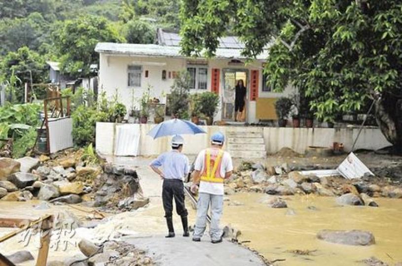 黑雨又來襲,大埔碗窰沙埔仔村對出的大埔河流水湍急,幸未再氾濫。上周被洪水冲毁的小路再度被淹,當局的工程人員在場嚴密戒備,不少村民選擇留守家中靜觀其變。(馮國良攝) 黑雨又來襲,大埔碗窰沙埔仔村對出的大埔河流水湍急,幸未再氾濫。上周被洪水冲毁的小路再度被淹,當局的工程人員在場嚴密戒備,不少村民選擇留守家中靜觀其變。(馮國良攝)