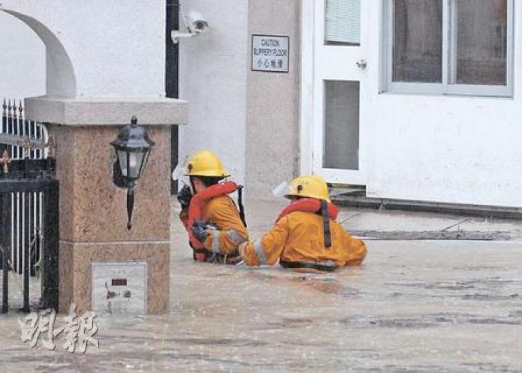 西貢碧沙路君爵堡一度被洪水圍困,水深及胸,消防員穿上救生衣,游繩進入屋苑。據悉,該豪宅屋苑有多幢獨立屋的地面單位被淹浸。(蘇偉明攝)清水灣碧沙路豪宅君爵堡嚴重水浸,在附近出入的外籍學童脫去鞋襪涉水而行,全身濕透。(蘇偉明攝) 西貢碧沙路君爵堡一度被洪水圍困,水深及胸,消防員穿上救生衣,游繩進入屋苑。據悉,該豪宅屋苑有多幢獨立屋的地面單位被淹浸。(蘇偉明攝)清水灣碧沙路豪宅君爵堡嚴重水浸,在附近出入的外籍學童脫去鞋襪涉水而行,全身濕透。(蘇偉明攝)