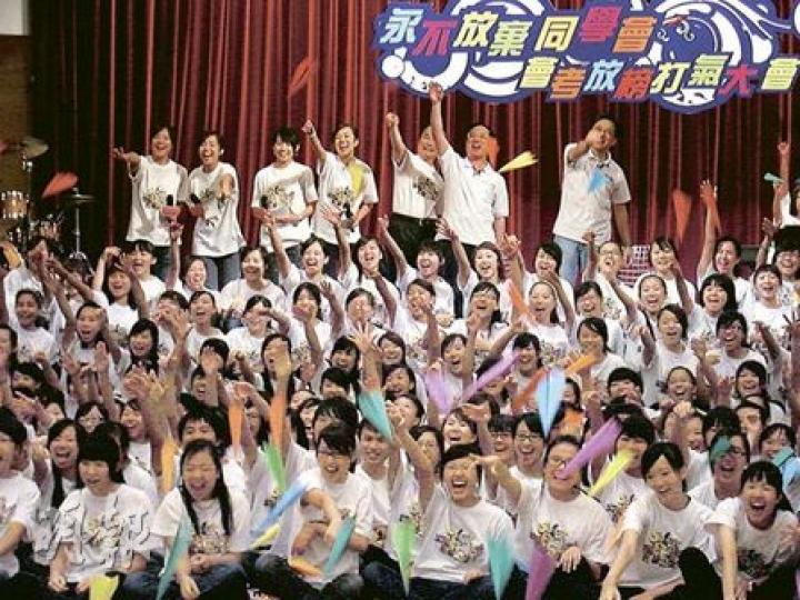 特首曾蔭權(後排右二)昨出席會考放榜打氣大會時,自嘲民望一直下降,與鬥志高昂的考生成反比,勉勵考生以正面積極的態度面對放榜。他更與一眾考生「放飛機」,寓意讓夢想起飛。(陳嘉婉攝) 特首曾蔭權(後排右二)昨出席會考放榜打氣大會時,自嘲民望一直下降,與鬥志高昂的考生成反比,勉勵考生以正面積極的態度面對放榜。他更與一眾考生「放飛機」,寓意讓夢想起飛。(陳嘉婉攝)
