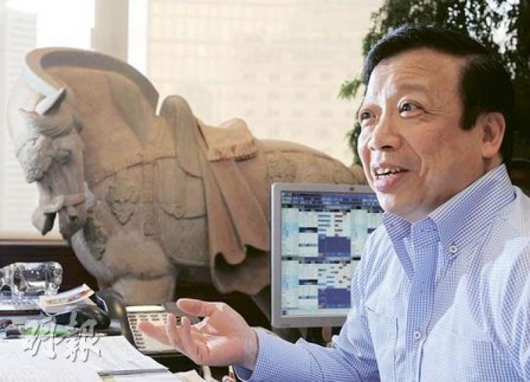 樣貌與笑容和大師級笑匠詹瑞文有幾分相似的德祥地產主席張漢傑,多年來單是細屋換大屋,已累積了龐大財富。(劉焌陶攝) 樣貌與笑容和大師級笑匠詹瑞文有幾分相似的德祥地產主席張漢傑,多年來單是細屋換大屋,已累積了龐大財富。(劉焌陶攝)