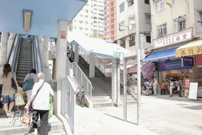 抱着3歲女兒的婦人從萬寧(圖右)偷走靈芝保健產品及牙線後,掙脫保安員衝上行人天橋的扶手電梯(左)逃跑,追逐期間雙方3人滾下受傷。(屈俊樂攝)涉案萬寧擺放各牌子靈芝保建食品,價錢由200多元至400多元不等。(洪藹婷攝) 抱着3歲女兒的婦人從萬寧(圖右)偷走靈芝保健產品及牙線後,掙脫保安員衝上行人天橋的扶手電梯(左)逃跑,追逐期間雙方3人滾下受傷。(屈俊樂攝)涉案萬寧擺放各牌子靈芝保建食品,價錢由200多元至400多元不等。(洪藹婷攝)