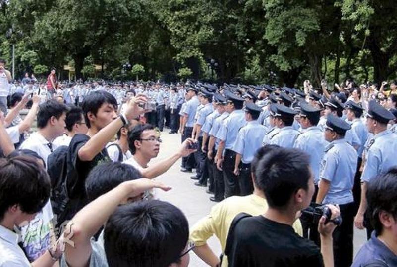 下午3時許，大批公安開始操入人民公園，引來集會者圍觀及拍照。（明報記者攝）