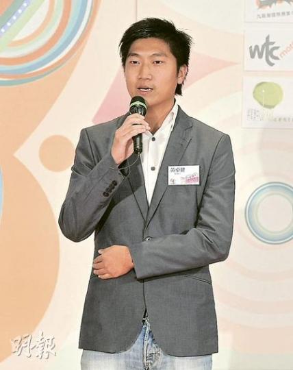 27歲的黃卓健是第一屆感動香港十大人物評選年紀最小的候選人，但他最希望幫到社會上最年長的一群，更不惜放棄外國的高薪厚職，回港成立社企幫助長者找安老院舍。（葉漢華攝）80歲的候選人伍黃鴻群做了30幾年義工，經常在內地山區幫助有需要的人，她說自己不會有退休的一天，80後仍繼續，「做到行唔到為止」，她上台時更展現一臉滿足的笑容。（葉漢華攝）