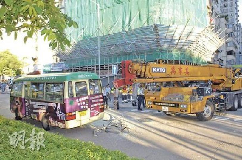 重型吊臂車從北街駛出路口,伸出車頭的吊臂插中沿新海旁街行駛的小巴。圖中可見吊臂車事發時已駛出讓路線。(衛永康攝)專線小巴司機位車頂先被吊臂車伸出的吊臂擊中,小巴未及停下,吊臂橫掃車身,小巴右邊玻璃窗盡被擊碎,7名乘客被碎片濺傷。(衛永康攝) 重型吊臂車從北街駛出路口,伸出車頭的吊臂插中沿新海旁街行駛的小巴。圖中可見吊臂車事發時已駛出讓路線。(衛永康攝)專線小巴司機位車頂先被吊臂車伸出的吊臂擊中,小巴未及停下,吊臂橫掃車身,小巴右邊玻璃窗盡被擊碎,7名乘客被碎片濺傷。(衛永康攝)