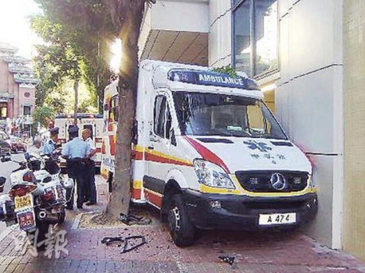 銅鑼灣聖保祿醫院昨日一輛救護車失控撞進醫院外牆與大樹之間。(郭慶輝攝) 銅鑼灣聖保祿醫院昨日一輛救護車失控撞進醫院外牆與大樹之間。(郭慶輝攝)
