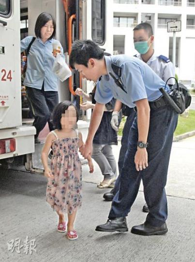 赤裸尾隨母親遊街的4歲女童身上有瘀痕，事後穿上警員為他買來的裙子，送院檢驗。（劉友光攝）街坊眼中表現正常的婦人，昨日突然精神有異，任由女兒「光脫脫」隨她走到街上，她事後涉嫌虐兒被捕。（劉友光攝）