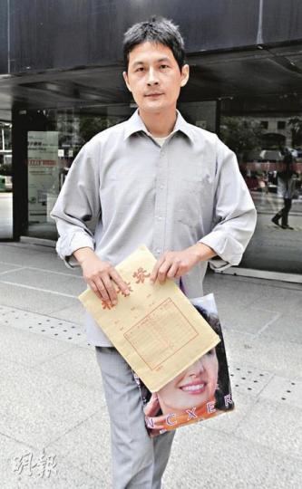 結石寶寶其中一名家長葉紅波，專程由瀋陽來港，代表其餘3名家長提出覆核申請，惟最終失望而回。	（余俊亮攝）