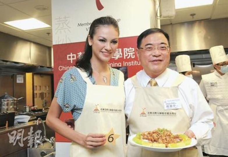 首屆亞洲美饌大師迎亞運名人明星賽中，香港西區隧道有限公司董事總經理楊顯中（右）經抽籤後與名模Rosemary一組，一同炮製與亞運有關的美食。（陳淑安攝）