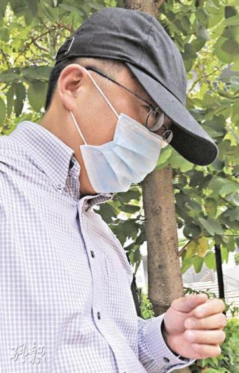 被告邱澤奇因不想被記者拍攝，在法庭內逗留兩個多小時才戴上口罩離開。（尹錦恩攝）