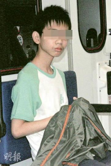 兩年前才喪父的13歲少年,相依為命的母親昨日跳樓身亡,頓變孤兒的他因親眼目睹母親自殺而受驚,需送院檢驗。(胡永輝攝) 兩年前才喪父的13歲少年,相依為命的母親昨日跳樓身亡,頓變孤兒的他因親眼目睹母親自殺而受驚,需送院檢驗。(胡永輝攝)