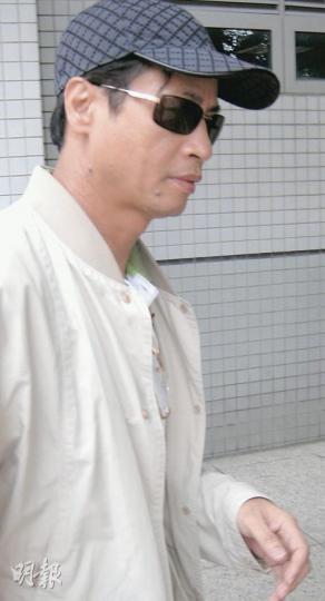 東大新主席朱展東被指串謀弟妹「篤數」,昨由親友交出100萬元保釋金後匆匆離開法院。(吳光熙攝) 東大新主席朱展東被指串謀弟妹「篤數」,昨由親友交出100萬元保釋金後匆匆離開法院。(吳光熙攝)