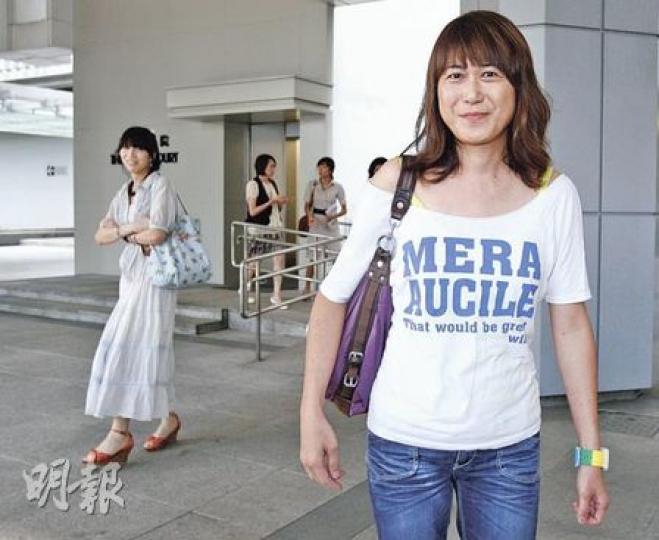 變性人Joanne(右一)昨到庭旁聽支持W,自言仍在尋覓真愛;雙性戀的變性人阿Mo(左一)亦同樣在等候意中人,還笑着反問記者:「有無好男仔介紹?」(林振東攝) 變性人Joanne(右一)昨到庭旁聽支持W,自言仍在尋覓真愛;雙性戀的變性人阿Mo(左一)亦同樣在等候意中人,還笑着反問記者:「有無好男仔介紹?」(林振東攝)