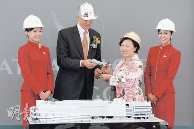 國泰新貨運站預展記者會上，行政總裁湯彥麟（左二）向主禮嘉賓、運輸及房屋局長鄭汝樺（右二），贈送一架波音747－8F貨機模型。（何家達攝）