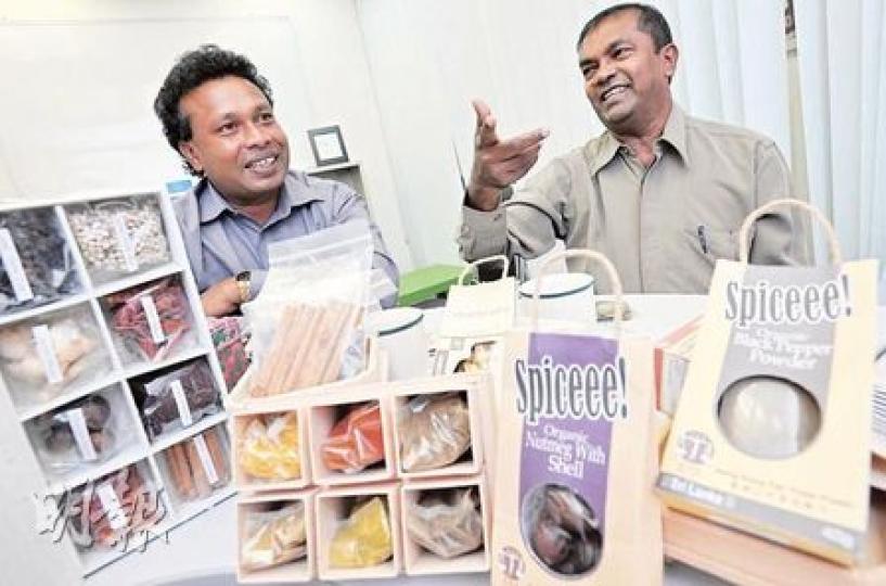 斯里蘭卡的公平貿易香料商人Tyrell Deluk Shan Fernando（左）與其神父拍檔Fr Damian Fernando帶來特色咖喱產品，除了可作肉類調味，亦可用來製作辣味餅乾和蛋糕。（朱永倫攝）