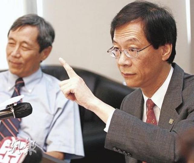 理大校長唐偉章(右)指出,校方先後兩次現金投資共360萬元於理大漢方精研,售出公司時僅損失逾200萬元。理大獨立檢討小組主席廖約克(左)表示,「教員的專長不是做生意,主要由校園一名教員投放時間、精神在附屬公司的做法亦不合理」。(李紹昌攝) 理大校長唐偉章(右)指出,校方先後兩次現金投資共360萬元於理大漢方精研,售出公司時僅損失逾200萬元。理大獨立檢討小組主席廖約克(左)表示,「教員的專長不是做生意,主要由校園一名教員投放時間、精神在附屬公司的做法亦不合理」。(李紹昌攝)