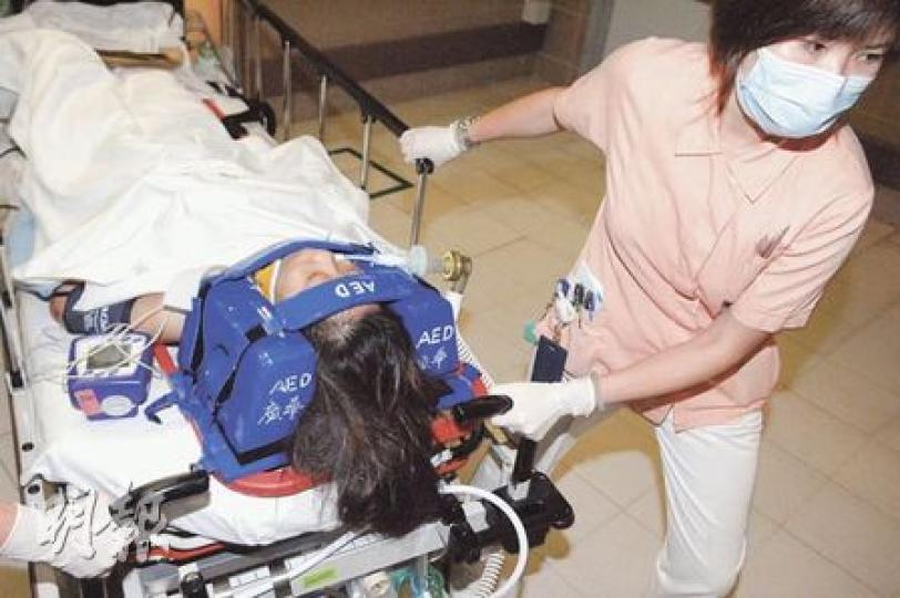 前晚在大廈天台跳樓的14歲少女昨仍危殆,據知她近日常自稱「見鬼」。(衛永康攝) 前晚在大廈天台跳樓的14歲少女昨仍危殆,據知她近日常自稱「見鬼」。(衛永康攝)