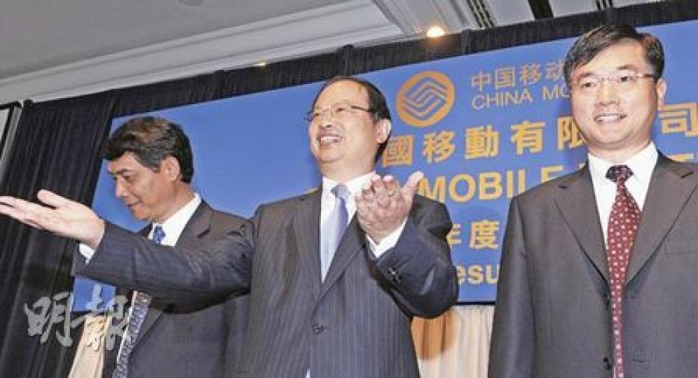 中移動董事長王建宙(中)表示,日前到禮賓府拜會特首曾蔭權主要是禮節性的拜訪,介紹中移動的工作。他又表示,未有計劃向沃達豐回購所持有的中移動股份,右為新任CEO李躍,左為執董薛濤海。(劉焌陶攝) 中移動董事長王建宙(中)表示,日前到禮賓府拜會特首曾蔭權主要是禮節性的拜訪,介紹中移動的工作。他又表示,未有計劃向沃達豐回購所持有的中移動股份,右為新任CEO李躍,左為執董薛濤海。(劉焌陶攝)