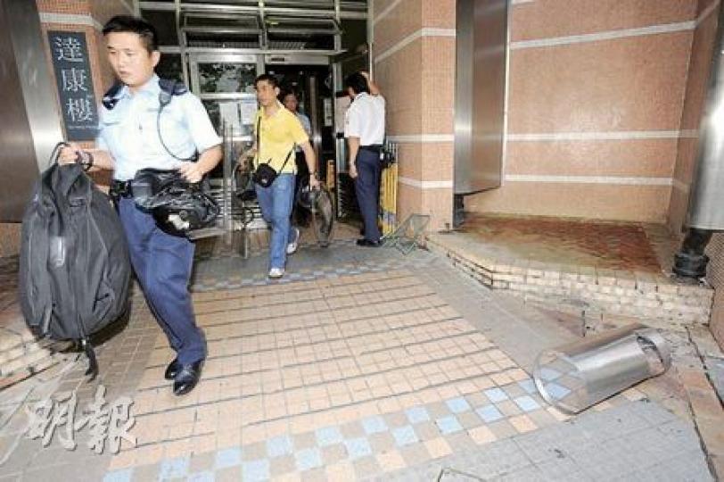 警方一度出動「鐵甲威龍」及帶同爆破工具上樓,但最終毋須使用武力已平息事件,圖為警員事後把有關裝備帶走。(樊銳昌攝)買鐵槌及3樽天拿水回家後情緒失控反鎖屋內的男子,事後被五花大綁制服送院檢驗。(樊銳昌攝) 警方一度出動「鐵甲威龍」及帶同爆破工具上樓,但最終毋須使用武力已平息事件,圖為警員事後把有關裝備帶走。(樊銳昌攝)買鐵槌及3樽天拿水回家後情緒失控反鎖屋內的男子,事後被五花大綁制服送院檢驗。(樊銳昌攝)