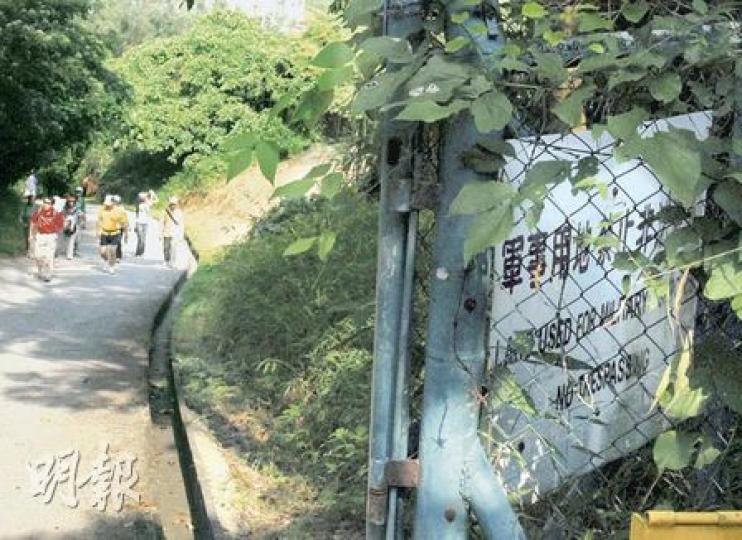 青出操炮區的鐵閘掛有「軍事用地，禁止非法進入」警告牌（右），但鐵閘中門大開，警告牌亦背向入口，難以察覺，每日都有大量行山客進出。（林錫禮攝）