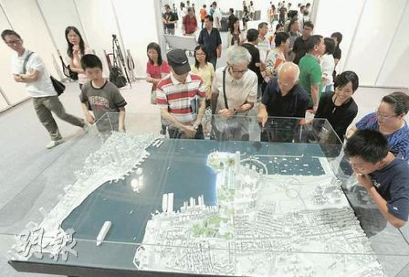 西九文化區3個概念規劃方案，昨日整日在會展展出，吸引不少關心城市規劃的市民前往參觀。（尹錦恩攝）