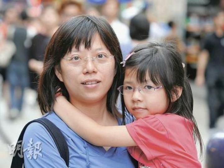 溫太（左）的14歲長女及與4歲半女兒坤兒（右）亦要戴眼鏡，坤兒患有散光，平日愛玩NDS和iPhone小遊戲，溫太說要限制孩子玩電子遊戲的時間，保護眼睛。（葉漢華攝）李先生的12歲長子阿信（右）及9歲二子阿望（左）同樣有近視，他認為小孩功課沉重是引致眼疾的其中一個原因 。（葉漢華攝）