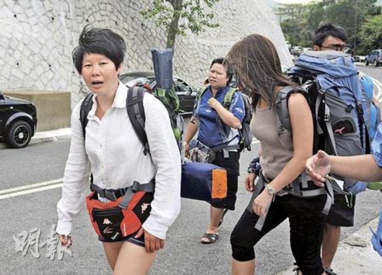 遇溺驚魂中的女事主（左），安全返回營地後與友人拆營回程離去，對惹起誤會深感歉意。（樊銳昌攝）