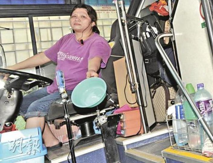 尖沙嘴遊客區內因旅遊巴咪表車位嚴重不足，苦了旅遊巴司機，女司機梁太指不少司機如她都試過因尿急加上無位泊車，被迫在車上以膠兜（圖）或膠樽解決，她希望政府能增區內車位。（尹錦恩攝）尖東華懋廣場缺乏咪表車位，不少旅遊巴都「雙行泊車」或停在黃格之內，不單涉違反交通條例，更造成危險。（尹錦恩攝）遊客David Rowlands同情旅遊巴司機無法停車上洗手間的苦况。他建議政府應於遊客點不遠處的空置土地提供更多車位。（林景輝攝）