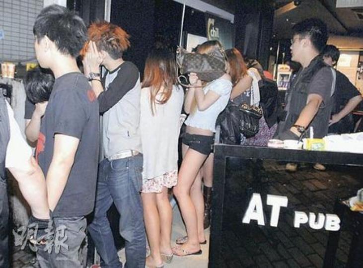 警方在「迷幻派對」內發現有21名參加者不足16歲，部分少女穿熱褲赴會，全部被帶走問話。（胡永輝攝）