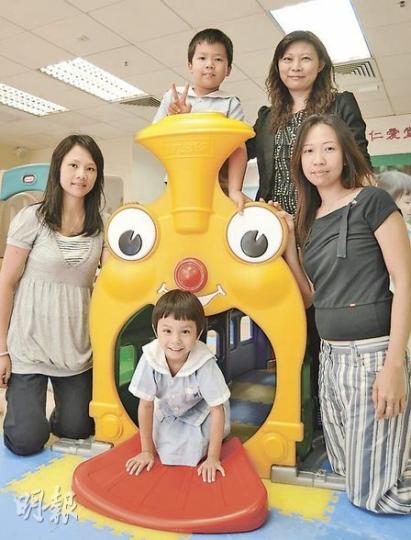 仁愛堂陳鄭玉而幼稚園校長黎燕芬（後排右一）建議家長不要申報過多直資和私立小學，免增挫敗感。家長龐太（前排右一）的長子龐天霖（後排中），將於9月升讀直資名校英華小學，相信入讀名校有較佳保障。黃太（左）則會讓明年才升小一的女兒黃昊朗（前排中）順其自然，不會刻意栽培。（葉漢華攝）