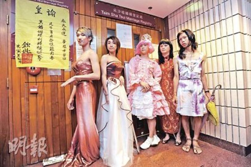 「彩虹行動」約10名成員包括喜歡易服的抗議者（圖）昨到尖沙嘴文化中心婚姻登記處貼出「皇諭」抗議，不滿早前政府代表律師在變性人W爭取結婚權的案件中，曾發表「有能力生育才是真女性」的言論。抗議者認為此乃侮辱女性及跨性別人士，要求政府代表律師公開道歉。（尹錦恩攝）