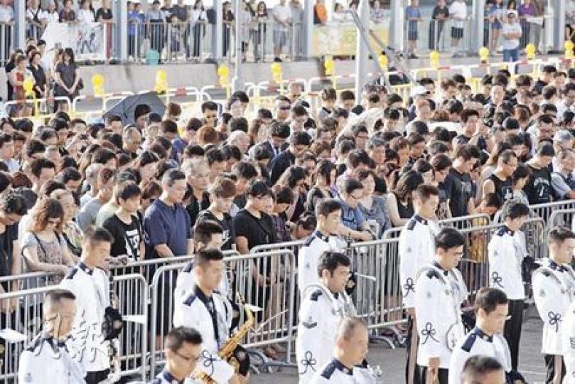 數百名市民昨晨到灣仔金紫荊廣場，為馬尼拉挾持人質事件的死難者低頭默哀3分鐘。（李紹昌攝）