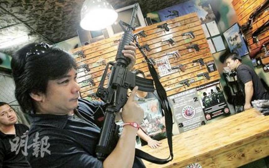 比M16自動步槍更新款的M4卡賓槍，近年成為多個國家軍警部隊主要裝備，在菲律賓一些售賣真槍實彈的槍械店亦公開發售。（林振東攝）菲律賓不少槍械店都附設軍警用品部，公開售賣貨物手銬、警棍、警服等，市民可隨便購買。（林振東攝）
